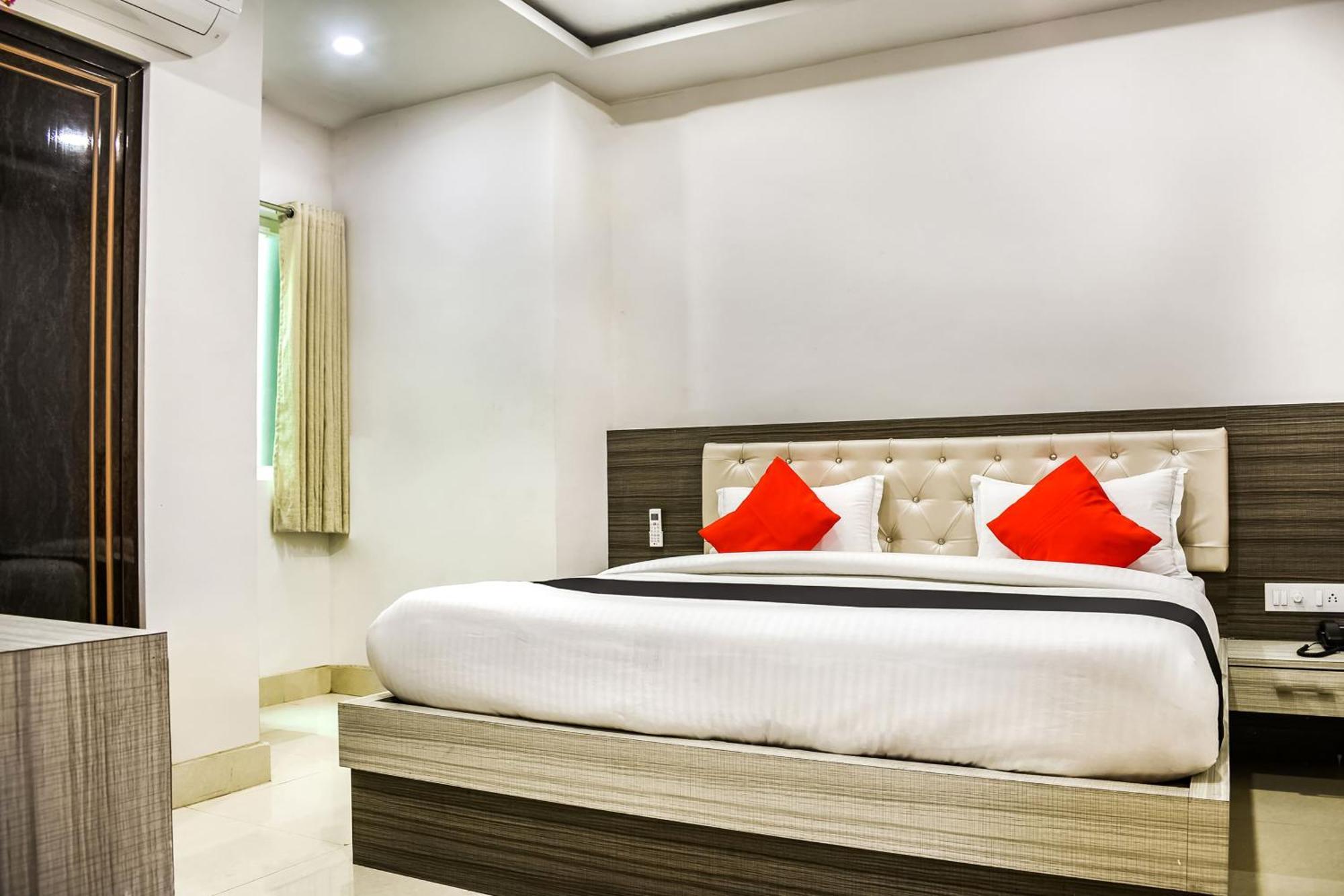 Capital O Jai Adisson Hotel Кътак Екстериор снимка