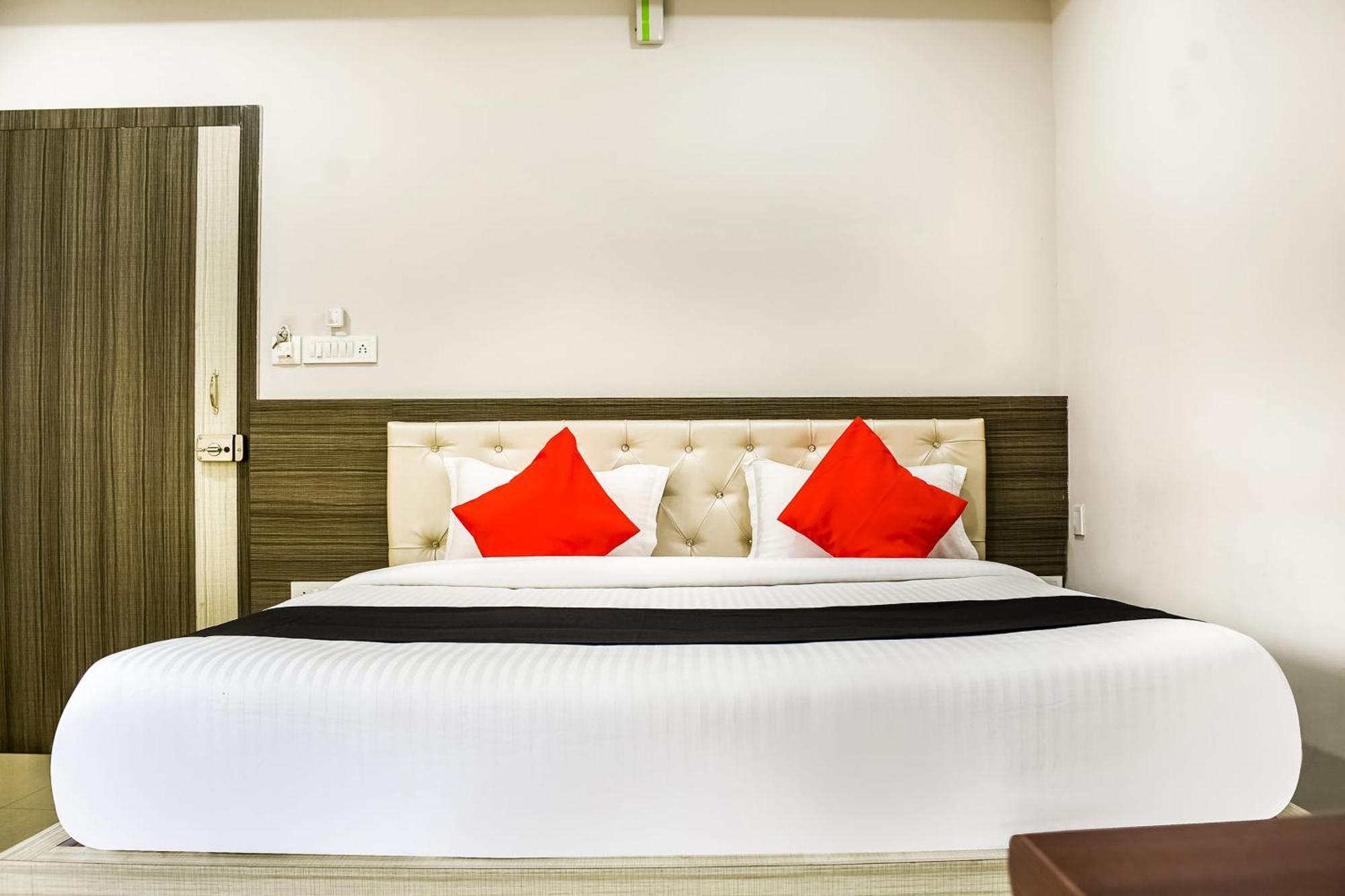 Capital O Jai Adisson Hotel Кътак Екстериор снимка