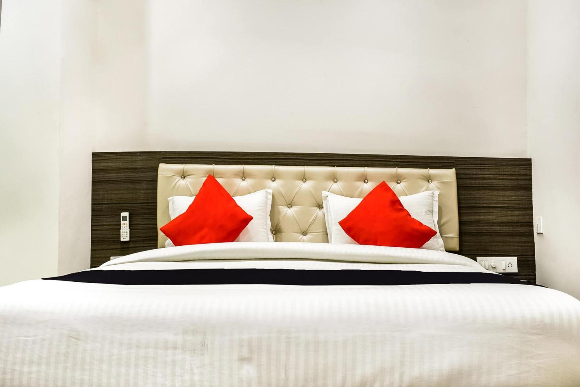 Capital O Jai Adisson Hotel Кътак Екстериор снимка