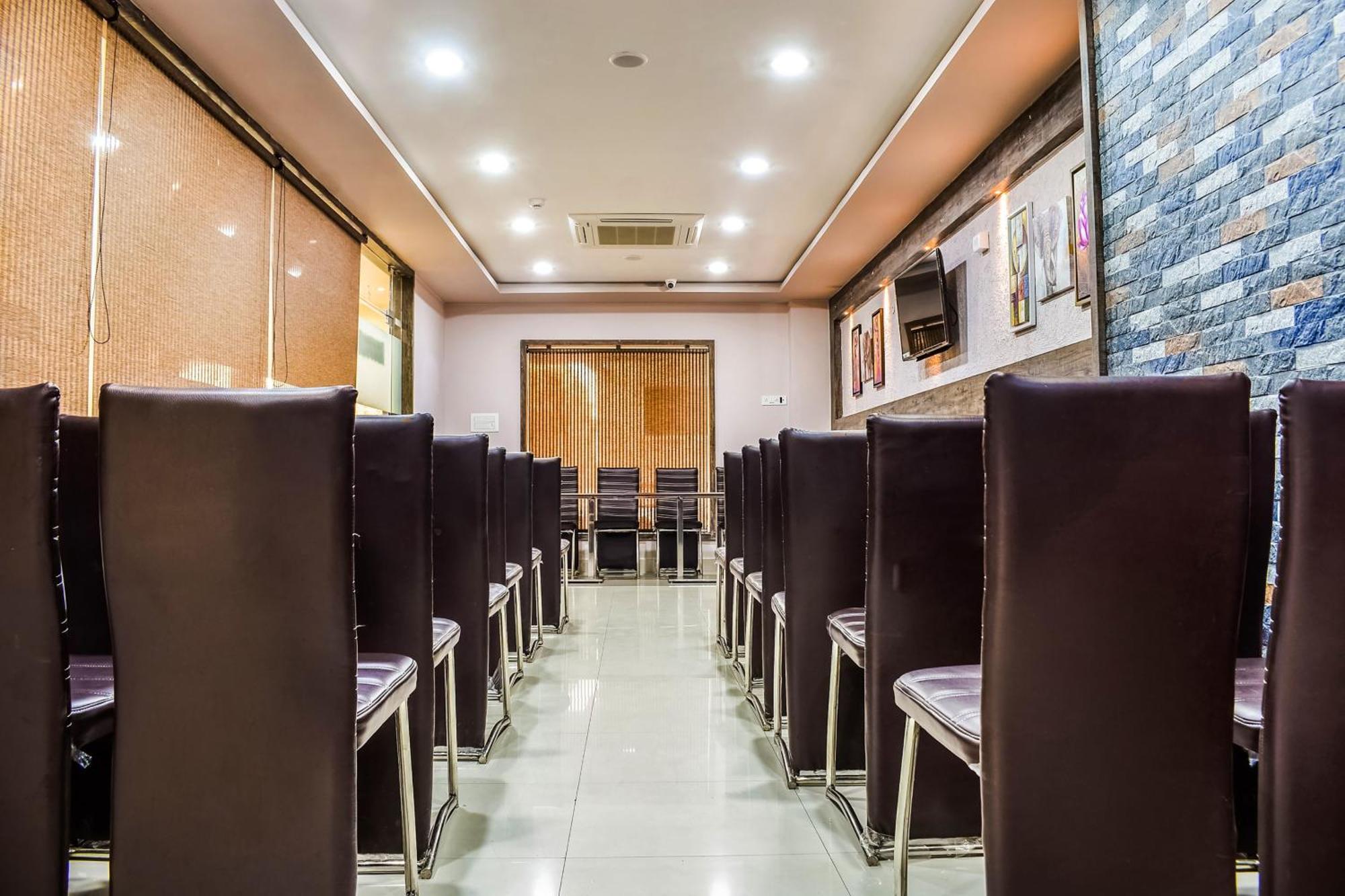 Capital O Jai Adisson Hotel Кътак Екстериор снимка