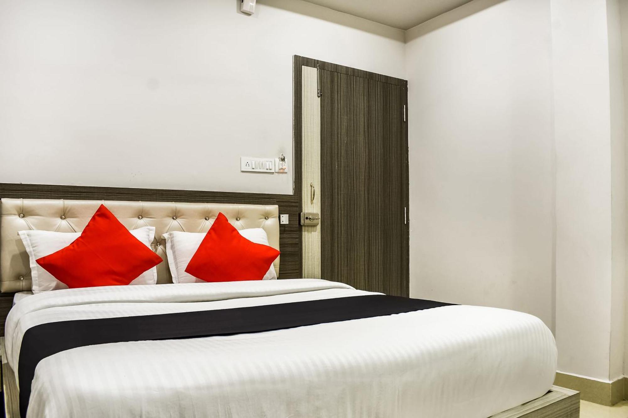 Capital O Jai Adisson Hotel Кътак Екстериор снимка