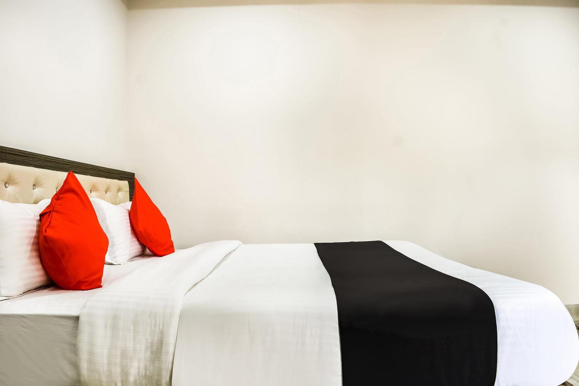 Capital O Jai Adisson Hotel Кътак Екстериор снимка