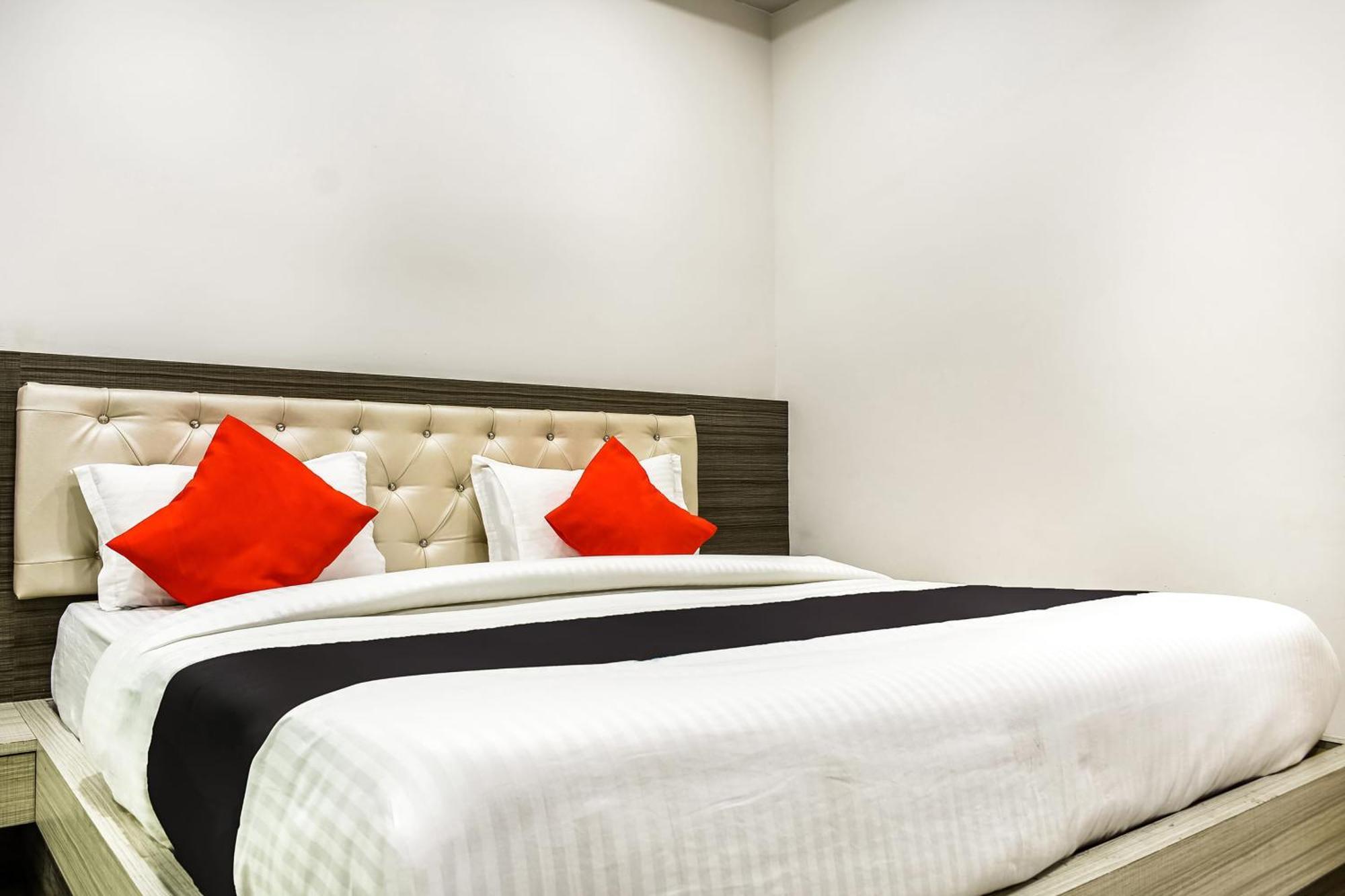 Capital O Jai Adisson Hotel Кътак Екстериор снимка